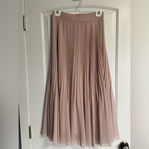 EUC Wilfred by Aritzia Twirl Skirt in a blush pink women’s size medium.